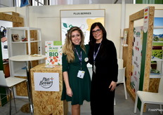 Victoria Martín, a la izquierda, con su compañera en el stand de Plus Berries.