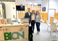 Filippo Fedi, Eva Gómez y Marina Gómez, en el stand de Bioconservación, expertos en filtración de gas y soluciones de aire limpio desde hace 25 años. 