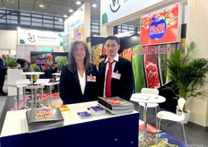 Juani Martínez y Zhujin Ye, en el stand de Grupo Martínez. 