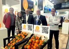 Joan Antonio Caballol, Luis Corral y Eva Grífol, de Sando Clementine, recibiendo una visita.