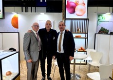 Alfonso Tarazona, Arcadio Rovira y José Vicente Darder en el stand de ACEC, la Asociación Española de Cosecheros y Exportadores de Cebolla.