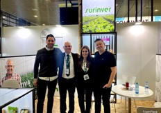 Mounir Setton y Marta Toral de Surinver, atendiendo a una visita en su stand.