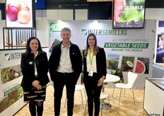 Santène Meugrier, Ester Gómez y Claudio Vidal, en el stand de Intersemillas. 