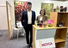 Juanjo Ibarra y Carmen Caballero, en el stand de MOYCA, una de las empresas líderes en producción de uva de mesa sin semillas. 