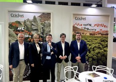 Joaquin González, Conchi Pérez, Juan Marín, Sebastián Aguilar y Julio Marín, en el stand de Cricket, productora de brócoli, coliflor, kale, col y otras hortalizas.