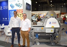 Jordi Molines y Enilio Fernández, en el stand de MultiScan, presentando la nueva selectora por calidad y tamaño, muy compacta.