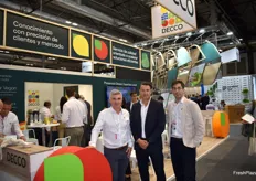 Francisco Rodríguez, CEO de Decco, con Julio Marín, Citrus Commercial Manager y Jaume Santonja, Responsable de Marketing EAMEA.