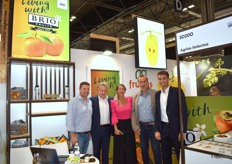 Stand de Brio Fruits, con su gerente Abel Alarcón recibiendo una visita de clientes.