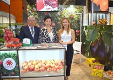 Daniel, Susi y Paqui, en el stand de Cambayas, productores de granada e higos, entre otras frutas y hortalizas.