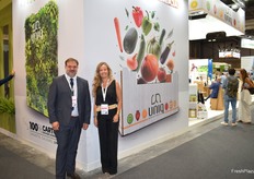 Joaquin Fernández y Patricia Vallejo, en el stand de Uniq.
