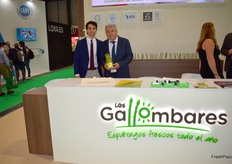 Stand de Los Gallombares, con Francisco Delgado padre e hijo.