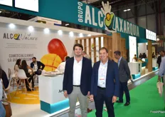 José Antonio Alconchel padre e hijo, en el stand de Grupo Alcoaxarquia, una firma en continuo crecimiento en el negocio del aguacate y el mango, entre otras frutas.