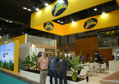 Pedro Acevedo (de Savasa Agrícola), Gustavo de la Paz y Jonay Mederos (ambos de Surplast Canarias), en el stand de Asprocan-Plátanos de Canarias