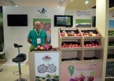 Esteban Lorenzo, de Pitapalma, mostró la variedad de colores y texturas de las pitahayas cultivadas en la isla de La Palma