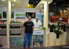 Enrique Huertas López, en el stand de eco Finca Nogales, acompañado de Francisco Molina González, de Proteas de La Palma