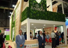 Alejandro Palacio acompaña a Manuel Alfaro en el stand de Fruta de Andalucía
