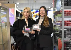 Yulma Amador Navarro y Andrea Guzmán de Berries Paradise están mostrando la última línea de arándanos de la compañía, Sweet Bliss, que se lanzó la semana pasada.