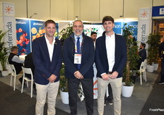 Juan Pablo Vanzini, Alberto Ramírez y Marc Ferrada, en el stand de Gustavo Ferrada.