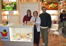 Andrea Más, Carmen Roch y Borja Mira, en el stand de Imperio, empresa alicantina productora de ajos y cebollas. 