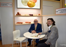 Alfonso Tarazona, presidente de la Asociación Española de Cosecheros y Exportadores de Cebolla, recibiendo una visita.