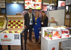 Josep Maria Griñó, Alexandra Smadu y Sara Fatmi en el stand de Dasben.