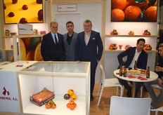 Carlos Sancho, gerente de la empresa valenciana Madremía SL, junto a algunos de sus compañeros.