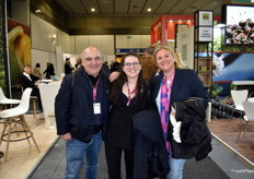 José Francisco Velasco, Fuensanta Velasco y Cristina Gutiérrez, de El Ciruelo, visitando la feria.