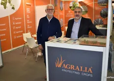 Miguel Szpiniak y Rafel Sonsino en el stand de AGRALIA, fabricantes de mallas protectoras agrícolas.