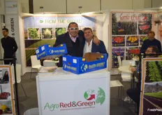 Carlos Glindemann, gerente de AgroRed&Green, junto a uno de sus productores.