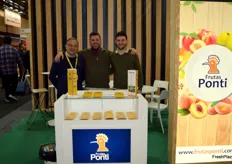 Salvador Muzas, José Casas y Alberto Muzas, de la empresa Frutas Ponti, especializada en fruta de hueso y pepita