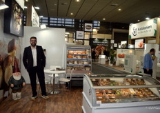 Siempre acompañado del gnomo en su stand, Isaac Petrás, de Bolets Petrás, con su oferta de setas frescas, deshidratadas y congeladas