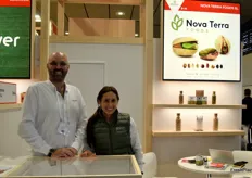 Behzad Mehrpour, junto a Daniela Gamberini, en el stand de Nova Terra Foods, especializada en pistachos y frutos secos