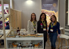 Raquel Roldán, Ana Flor Pérez y Lía Cuñado, en el stand de Juan Merino