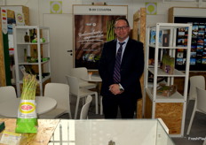 Javier Trujillo, de Cosafra, con los primeros espárragos verdes de la temporada 2024