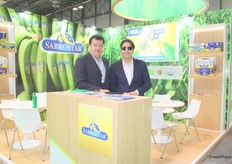 Sabrostar Fruit Company, presente en el pabellón de Ecuador. Ángel Punin Borja (gerente general) e hijo.