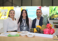 Mirian González, Daniela y José Luis Intriago, de la empresa Exposour, de Ecuador.