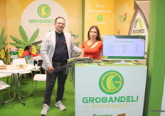 Grobandeli, empresa bananas representado por Henry Tinoco (gerente general) y Glenda Jiménez (asesora de calidad) en el pabellón de Ecuador.