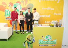 Banaval, en el pabellón de Ecuador, representada por su gerente general, Maggie Valencia, y el jefe de operaciones, Carlos Cañarte.