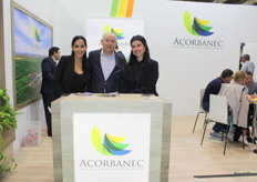 Aurora Torres, de Real Banana, exportadora de bananas y productora de pitahaya; Pablo Rivadeneira, gerente general de Agroeden, exportador y productor de piña, y Javiera Muñoz, de OK Bananas de Ecuador, en el stand de ACORBANEC.