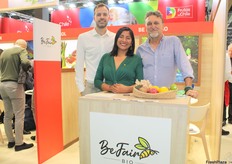 Roelant Komen (gerente de ventas), Yesy Lalupú (director oficina Perú) y José María Cubero Parejo, gerente de importación de BeFairbio, en el pabellón de Promperú.