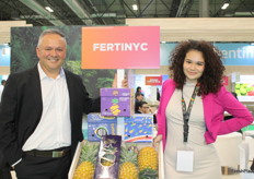 Wilberth Gómez Rojas, comercializador de Fertinyc, acompañado de su hija Helena Gómez, en el pabellón de Costa Rica.