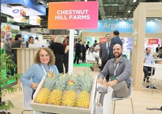 Silvia Rodríguez, de marketing, y Maximiliano Derosas, gerente de calidad de Europa de la empresa costarricense Chestnut Hill Farms, exportador de piña.