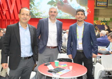 El equipo de Blossom Fruit: Arturo Vidaurri, Francisco Valenzuela y Felipe Rosas, en el pabellón de Chile. Exportadores de cerezas.