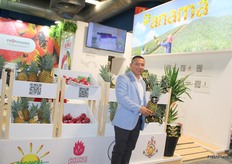 Eliezer Domínguez, gerente general de Capitán Piña, participando en el stand de ProPanamá. Productor y exportador de piña de Panamá.