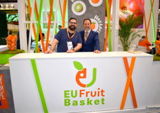 Lluis Pérez y Sergio Barona, Secretario Genera de FEDACOVA, en el stand de EU Fruit Basket.