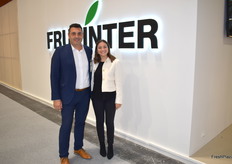 Vicente Mingarro y Mónica Gimeno, en el stand de Frutinter.