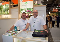 Cisco y Salva en el stand de Alta Native, presentando nuevos productos exóticos como el melón dulce chino y el melón pepino.