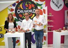 Maribel Amat, Jesús Hernández y Niels Angelike, del departamento de Marketing de UNICA, promocionando su gama de pimientos picantes y productos de IV y V Gama.