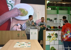 El chef Daniel del Toro, ofreciendo un showcooking con aguacate como ingrediente principal.