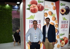Emiliano Andrade y Adrián Sierra, en el stand de Landfruit, productores de fruta de hueso de Badajoz.